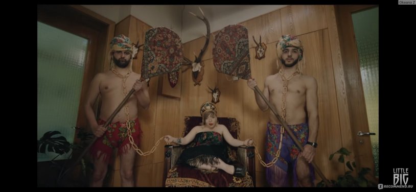 Lady Gaga waves his hand