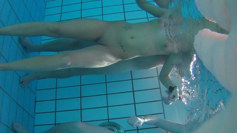 The girl is naked 中学生