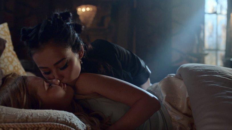 Carolina and Nico kiss