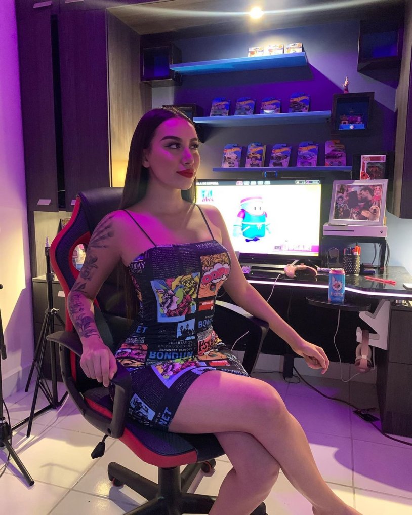 Alejandra Trevigno in jeans