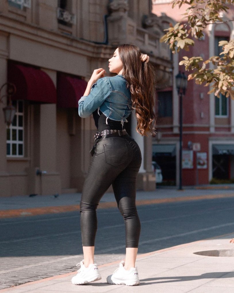 Alejandra Trevigno in jeans