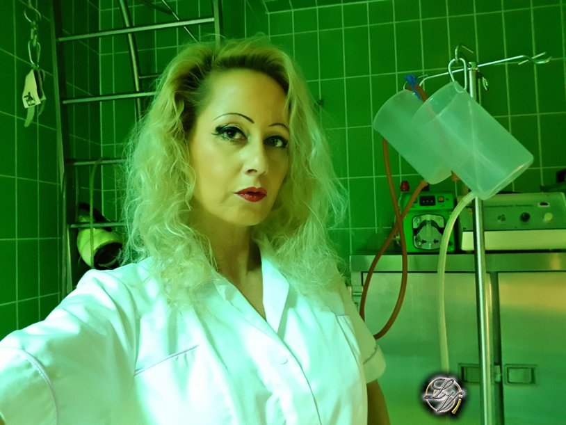 Mature thick in pantyhose