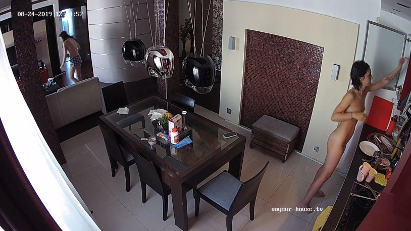 Watch Nina and Kira (Black and White) for free