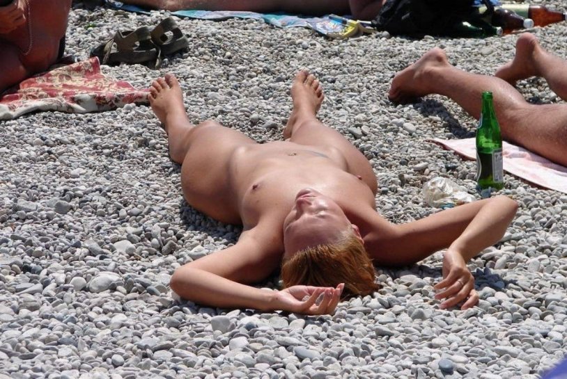 Naked women on Dagomis beach