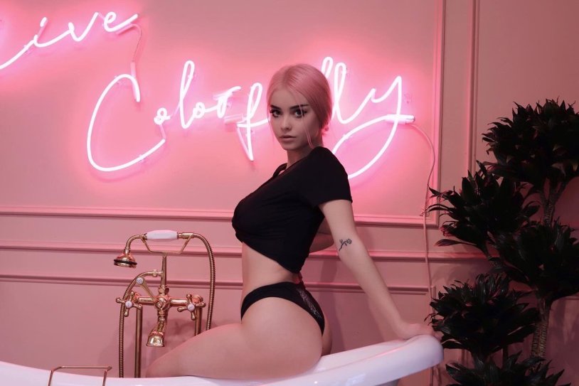 Model plus saz loren sangster