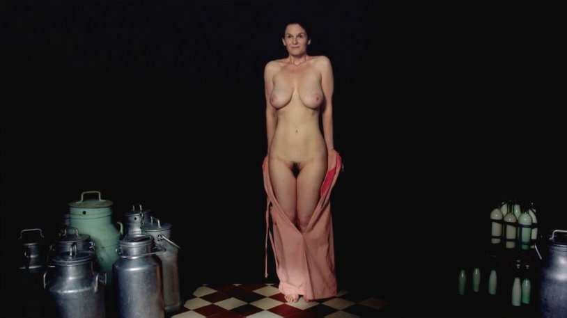 Naked magician Ursula Martinez. (2006.)