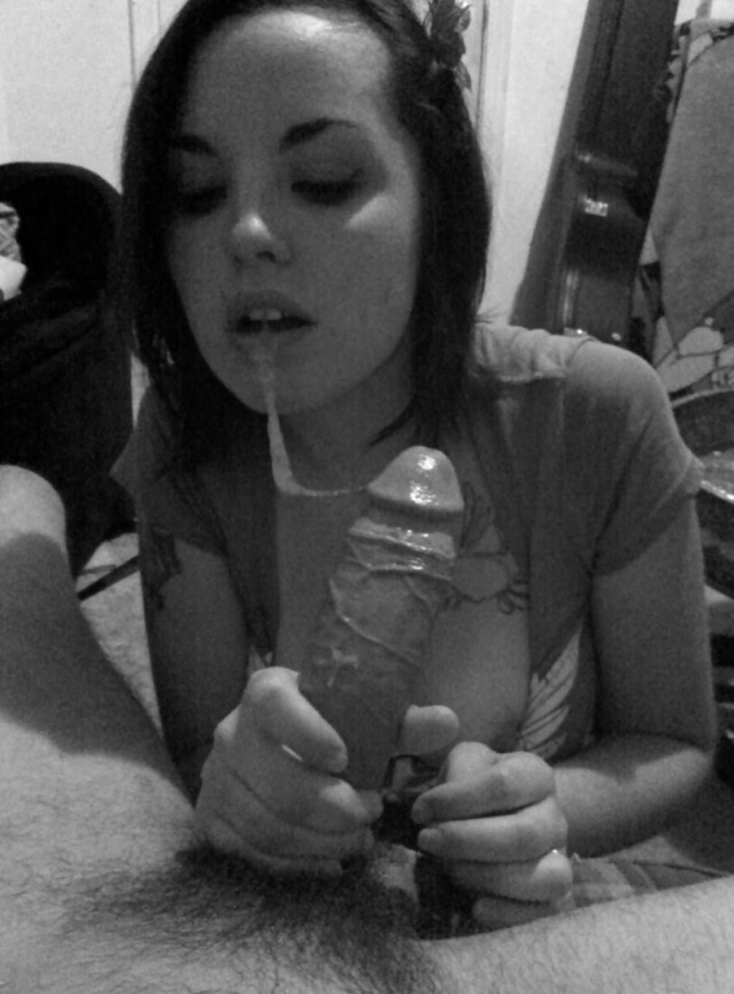 Selfie Cumshot on the face of a girl