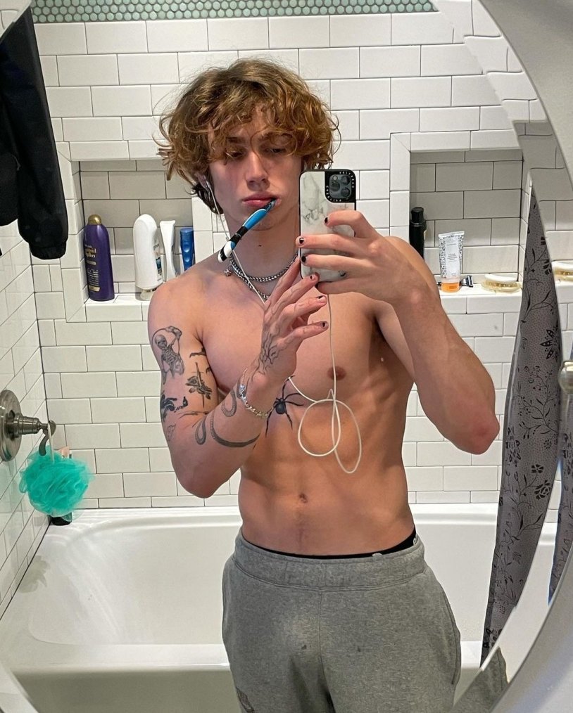 Winnie Hacker is naked