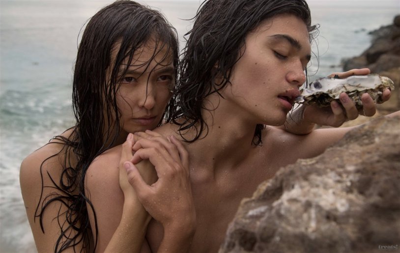 Courtney Iton barefoot