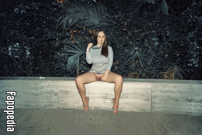 Mayer lil naked without panties