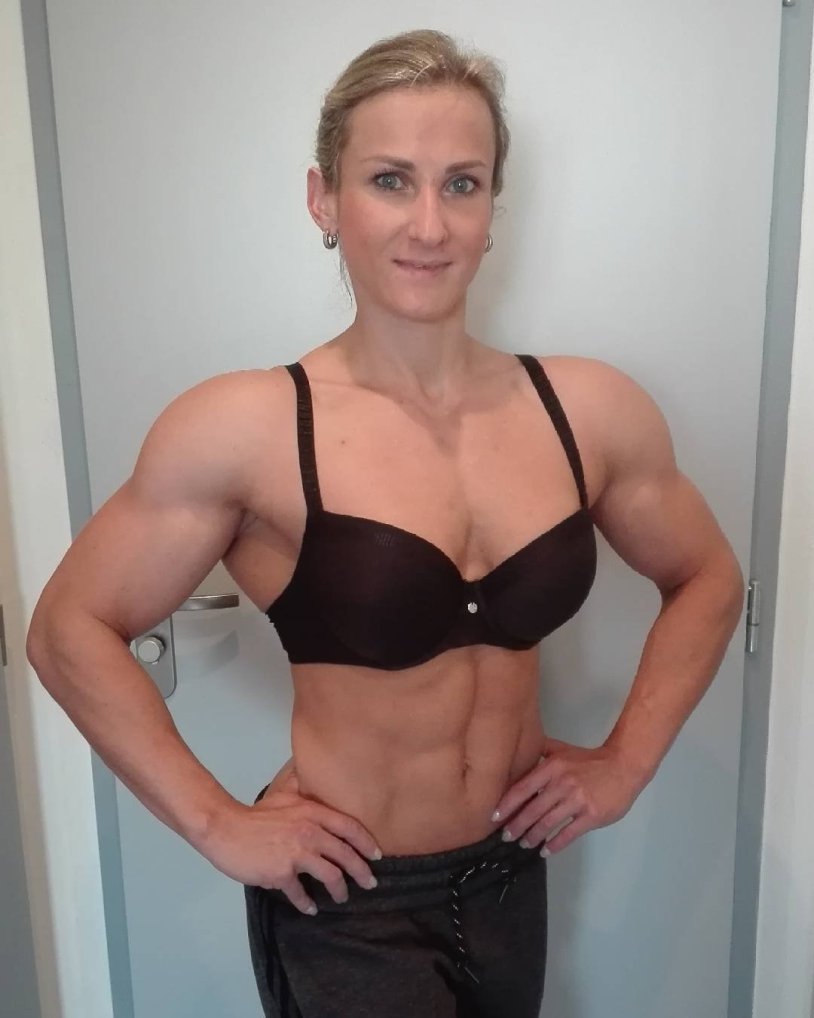 Women with biceps 50 cm in girth