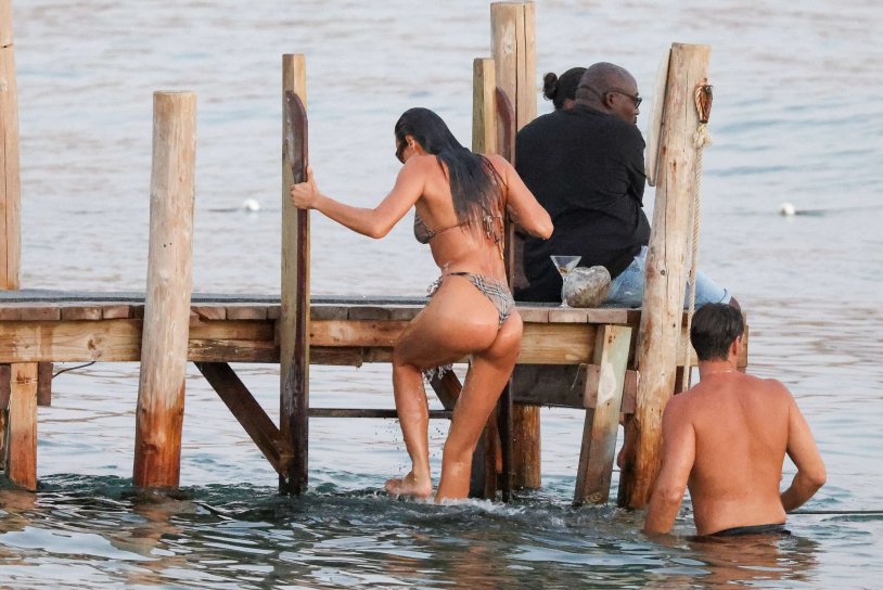 Irina Shayk naked hold panties