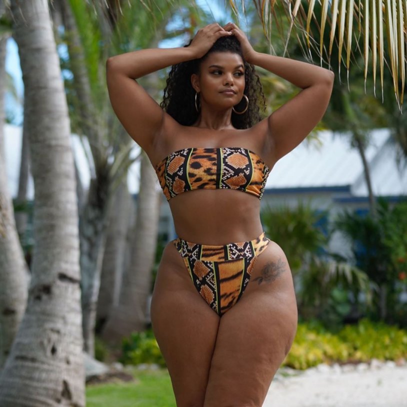 Plus-service model Leslie Sidora