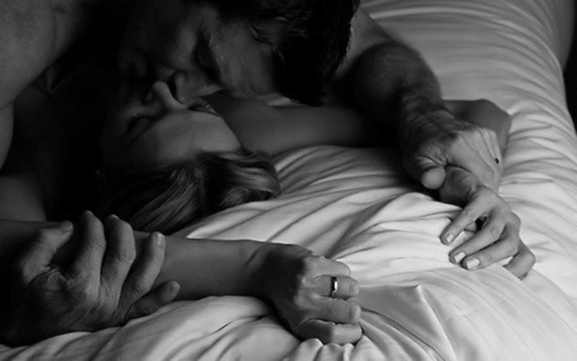 Passionate kisses in bed