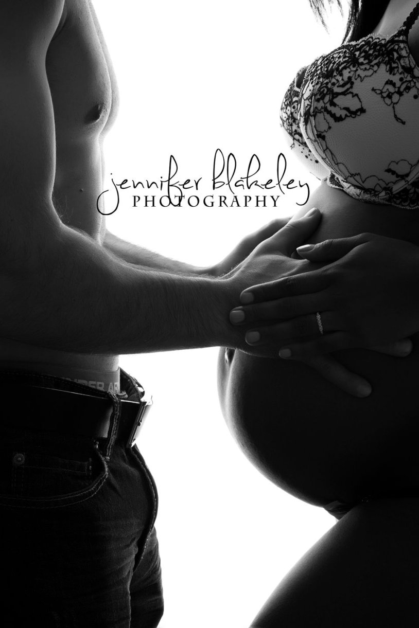 Photo shoot of a pregnant couple tummy