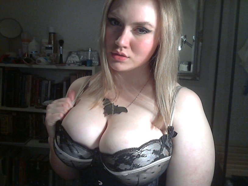 Otoni lights erotic photos