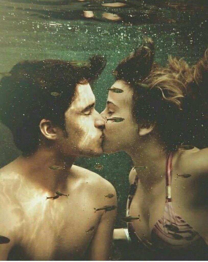 Kiss in the water