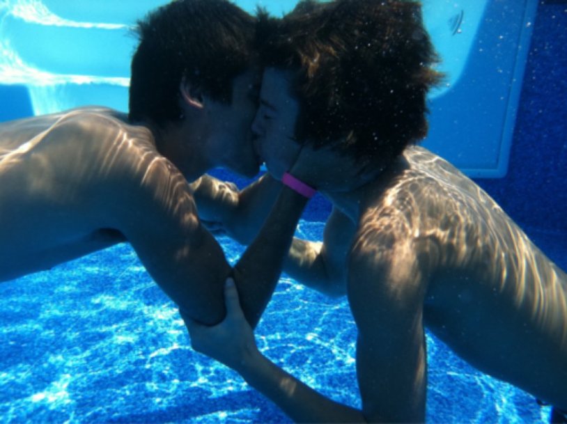 Harry Styles and Louis Tomlinson kisses