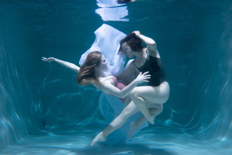 Photo shoot underwater three girls