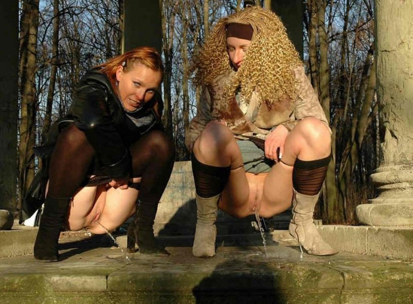 Women's pissing on the street