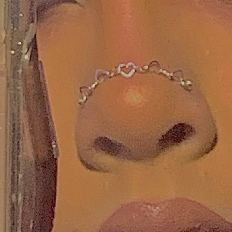 Piercing the wings of the nose with a chain