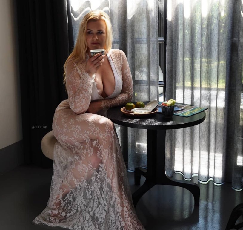 Lilli Luxe Plus-Size model