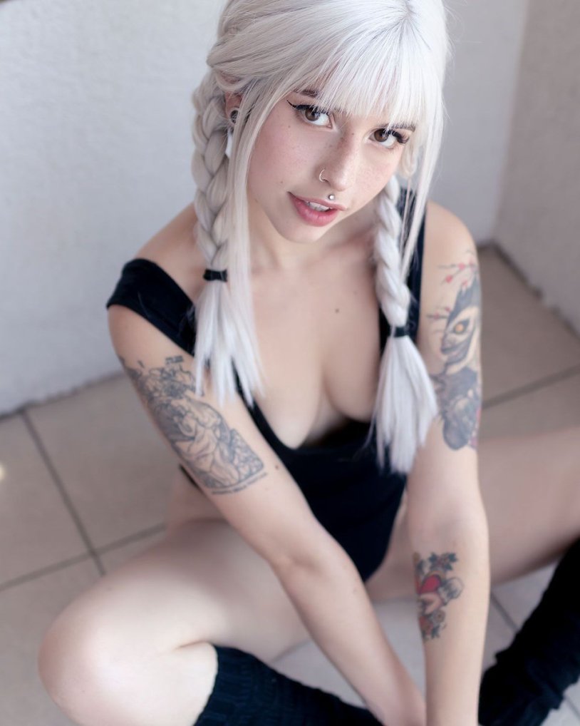 Lovia suicide naked on a rubber dick