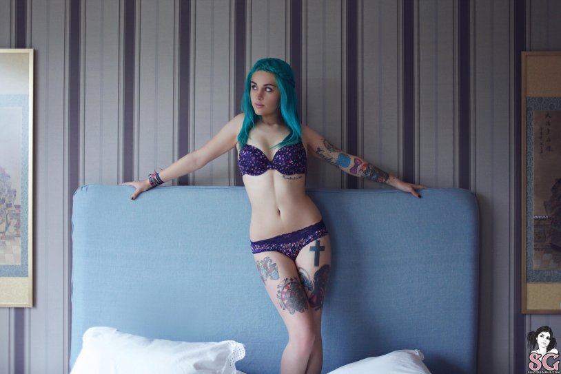 Slim Suicidegirls masturbates
