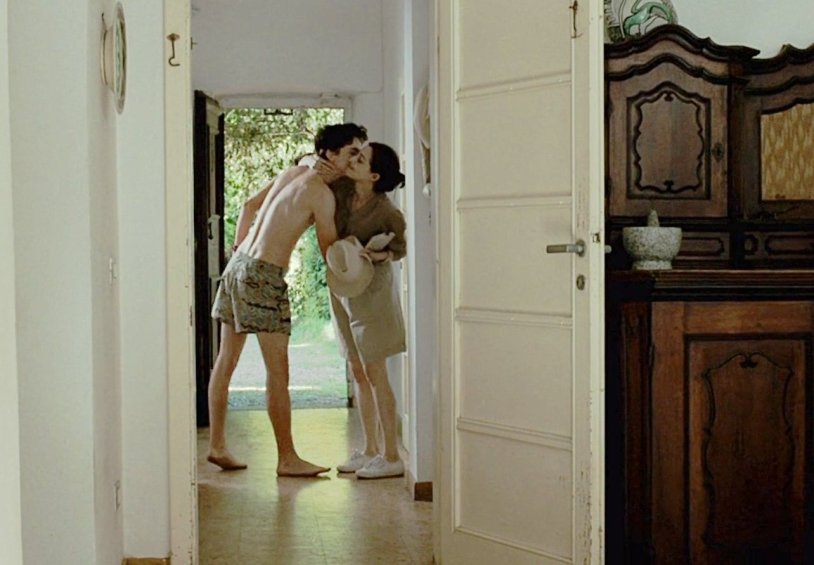 The girl shows herself from all sides