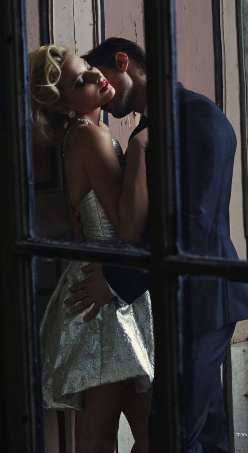 Margot Robbie love scene