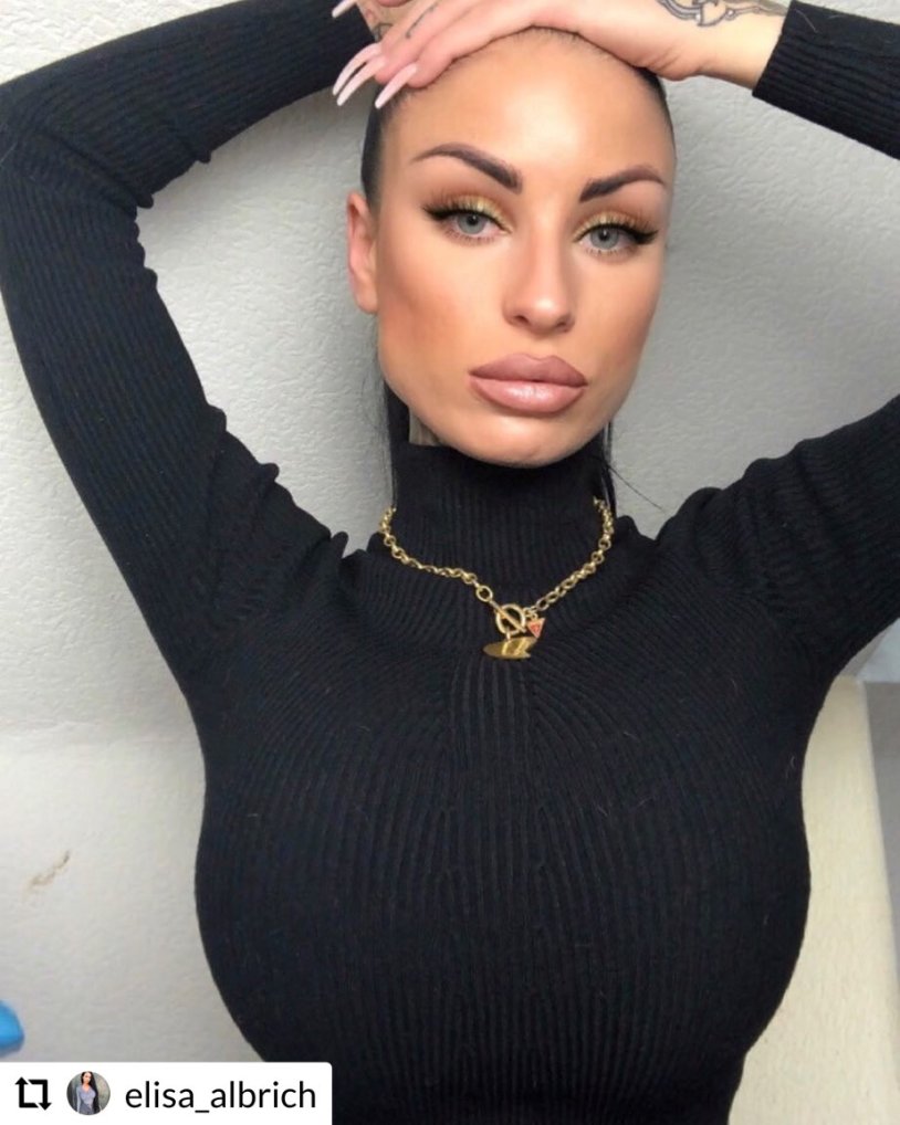 Elisa Selina breast size