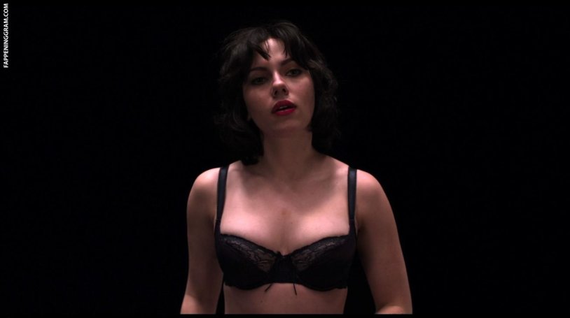 Scarlett Johansson and Zoe Kravitz