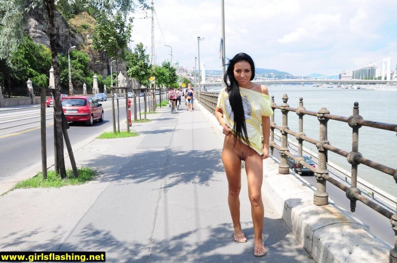 Girl in a T -shirt without panties on the street