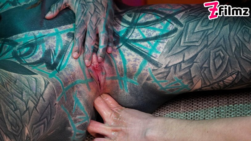 Goth Charlotte Put An XXL Hankeys Toys Upon Anuskatzz Ana Hole Tatto Girls Cumshot