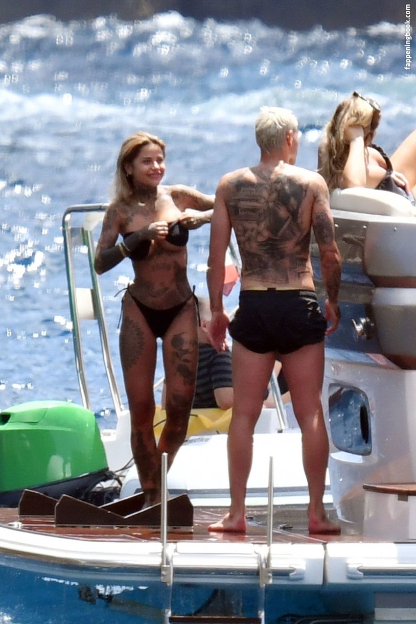 Zoe Christopholi Erotic photos