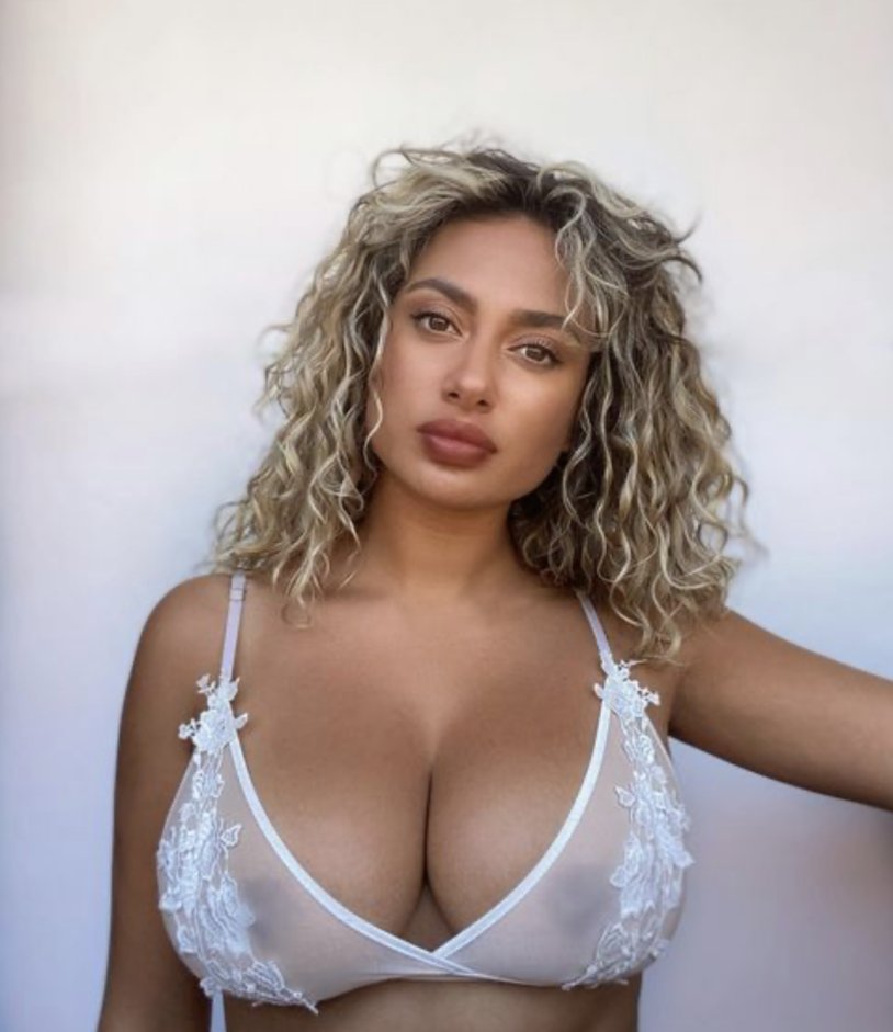 Naked Camille Kiton in the movie "I spit on your graves", 2010