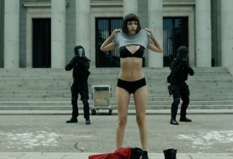 Alba Flores and Ursula Korbero