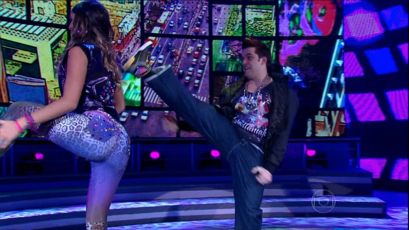 Bruna Markezini Toples