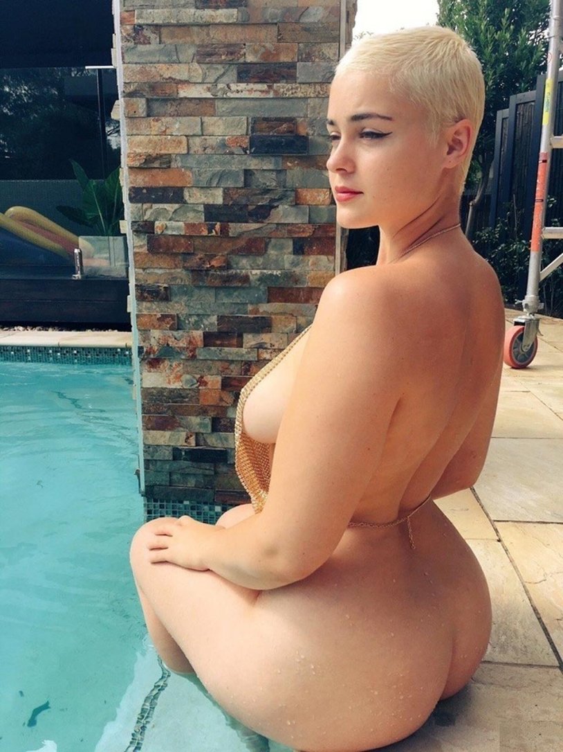 Stefania Ferrario 2018 in linen with dick
