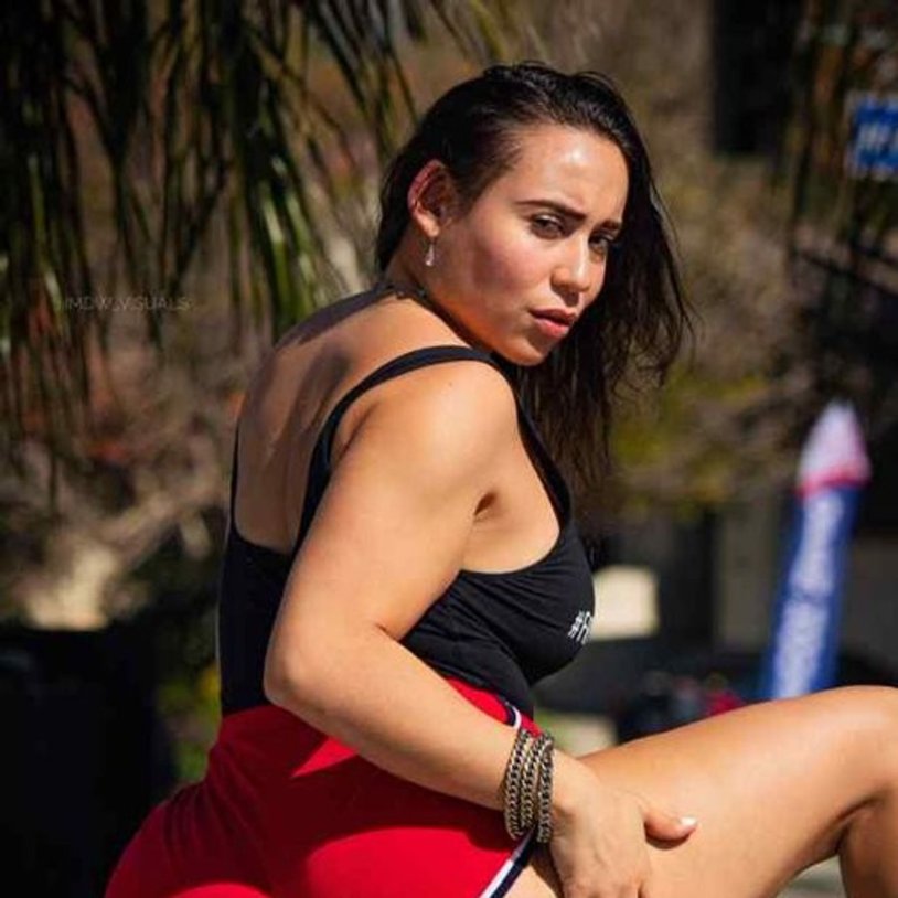 Carmela Clutch & Carmen Valentina - a Lesson in Sharing