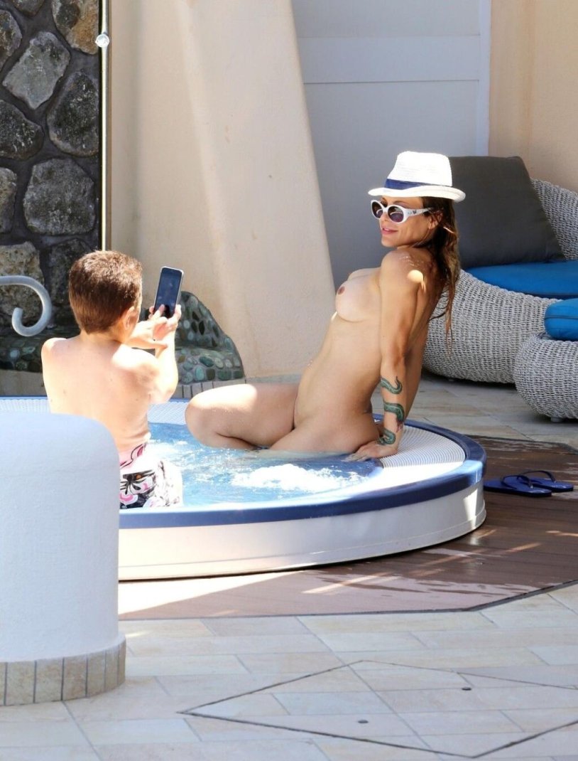 Nike Rivelly Bisexual