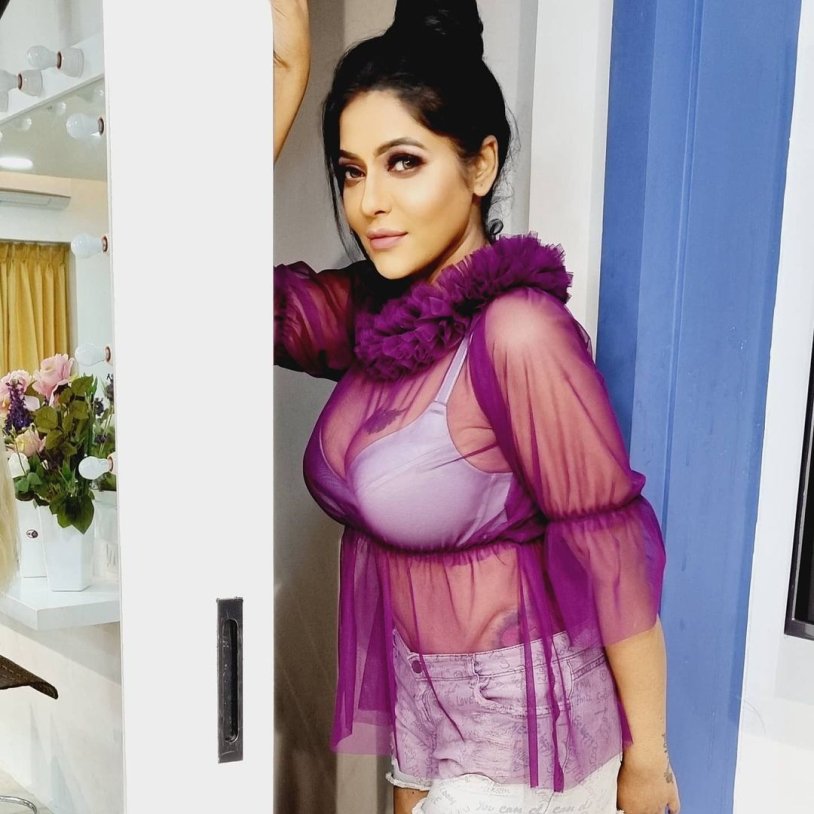 Back Seat Banges Leila