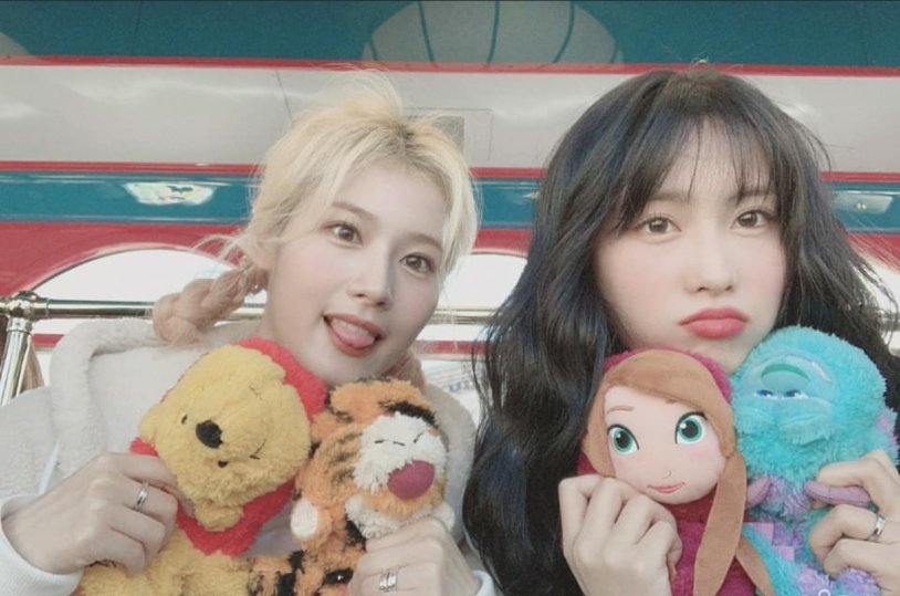 Twise Sana and Momo