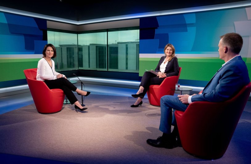 Annalena Baerbock Trampoline