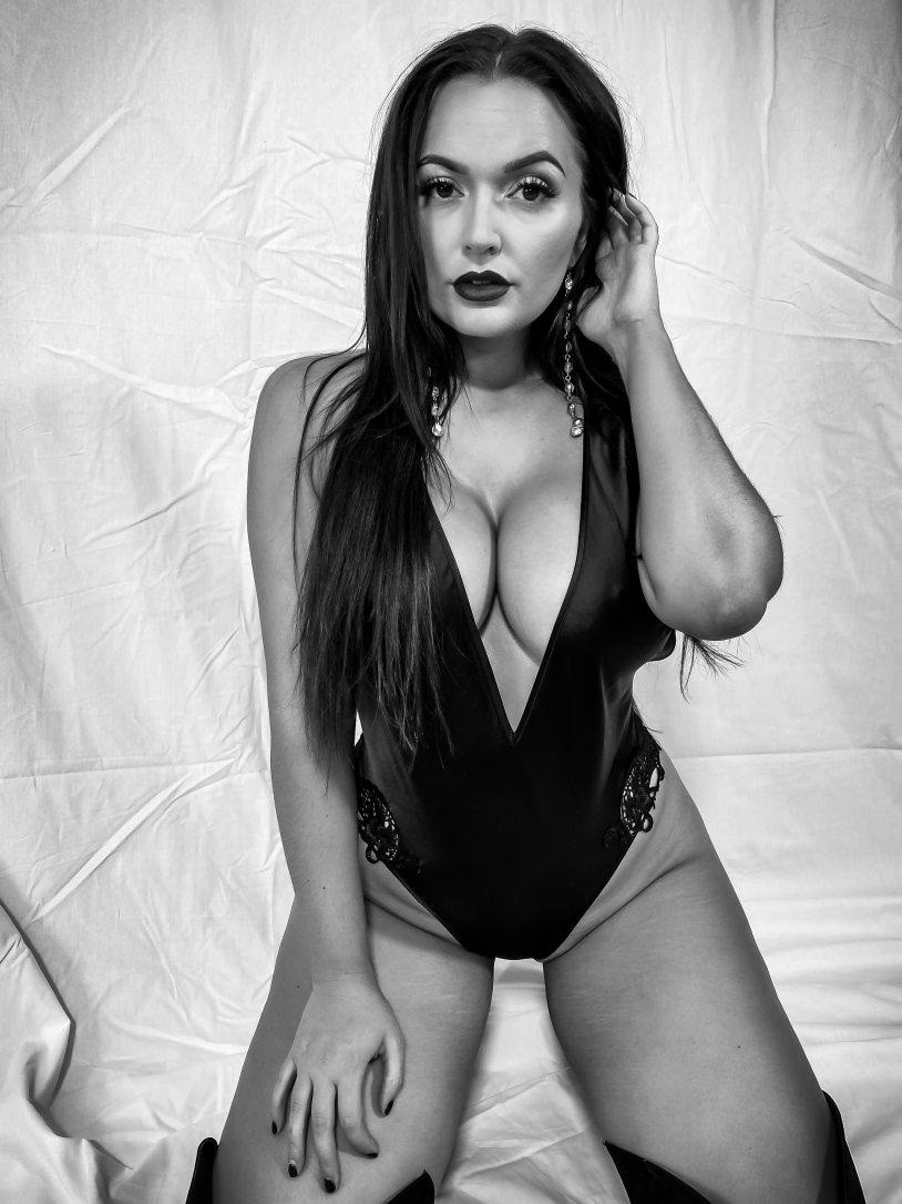 Negro pornstar ana foxxx as a secretary in white stockings