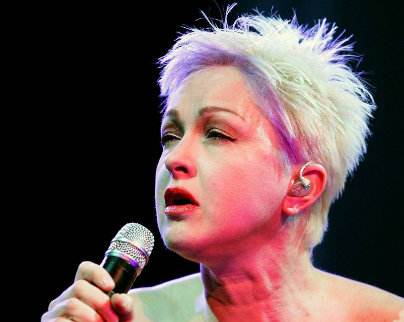 Cindy Lopee barefoot