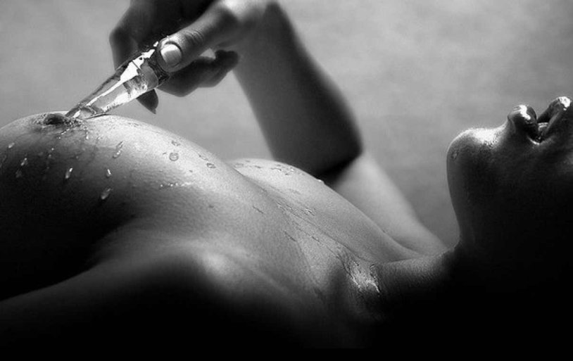 Photo shoots wax on the body of nude