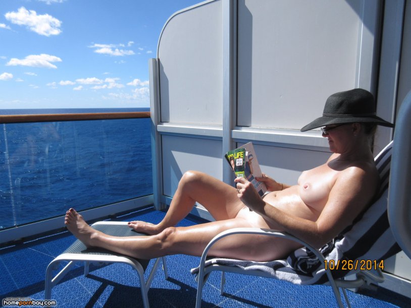 My Girlfriend Nude Sunbathing on the Boat (Porn