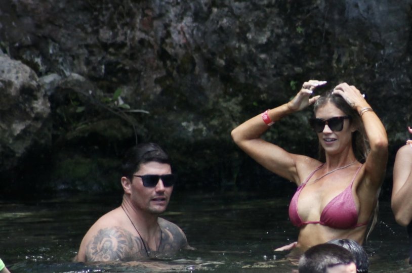 Pose man behind the girl