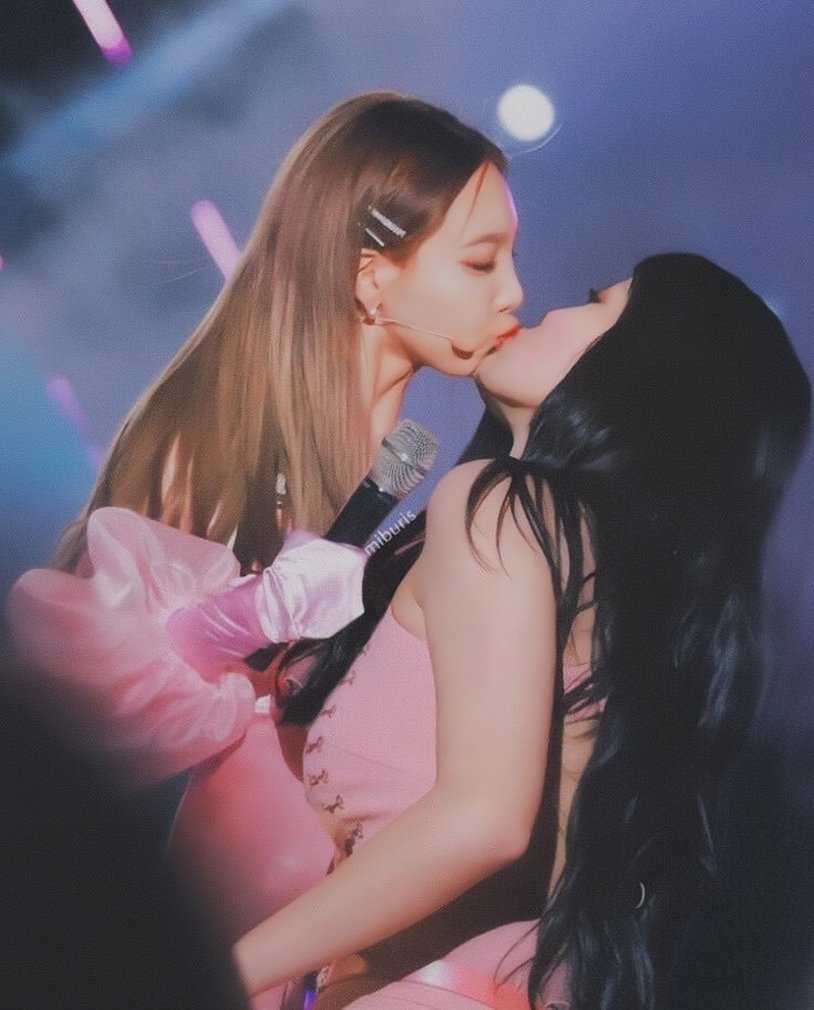 Twice Nayeon and Momo Kiss